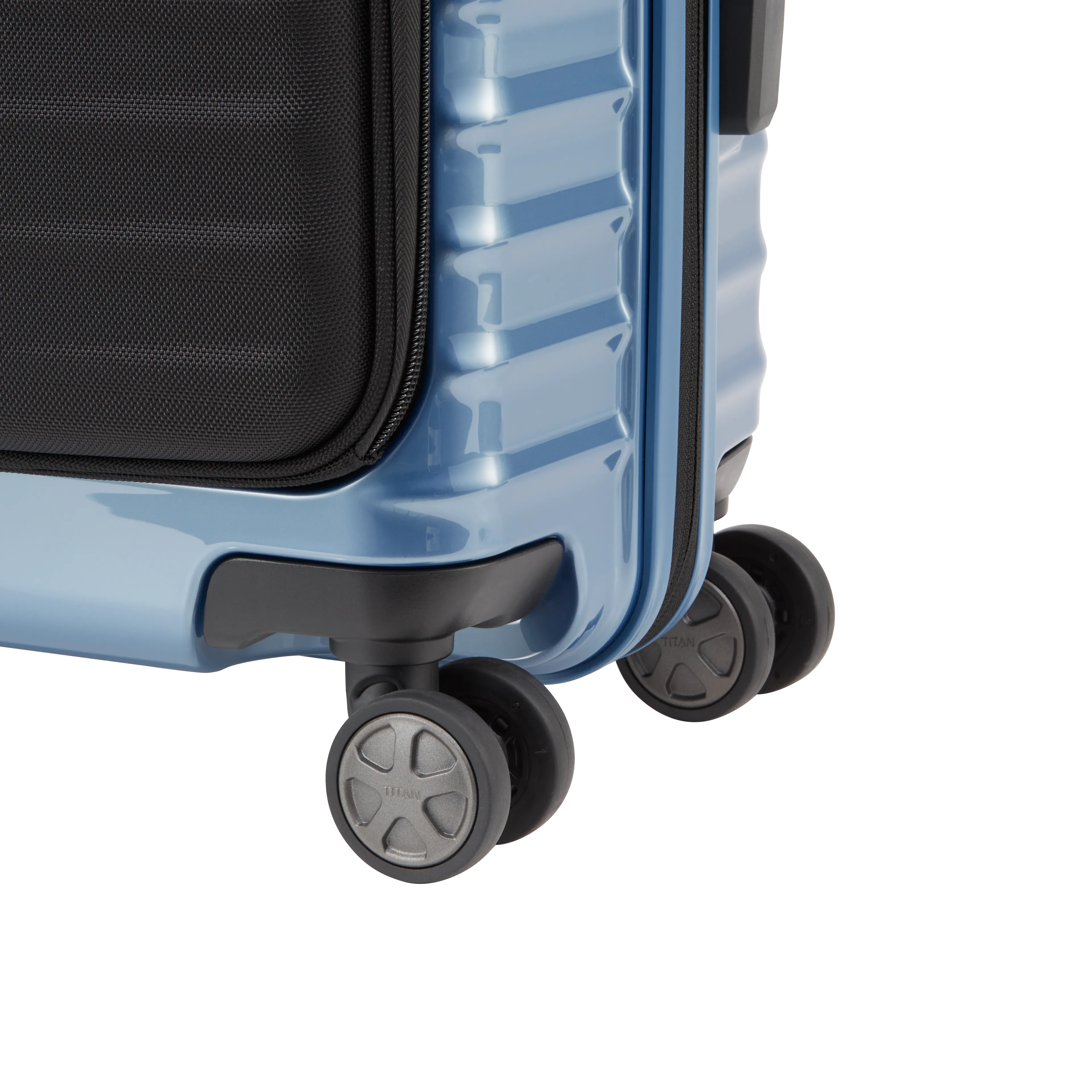 Ein TITAN Koffer der Serie LITRON mit Vortasche Nahaufnahme Räder in eisblau
