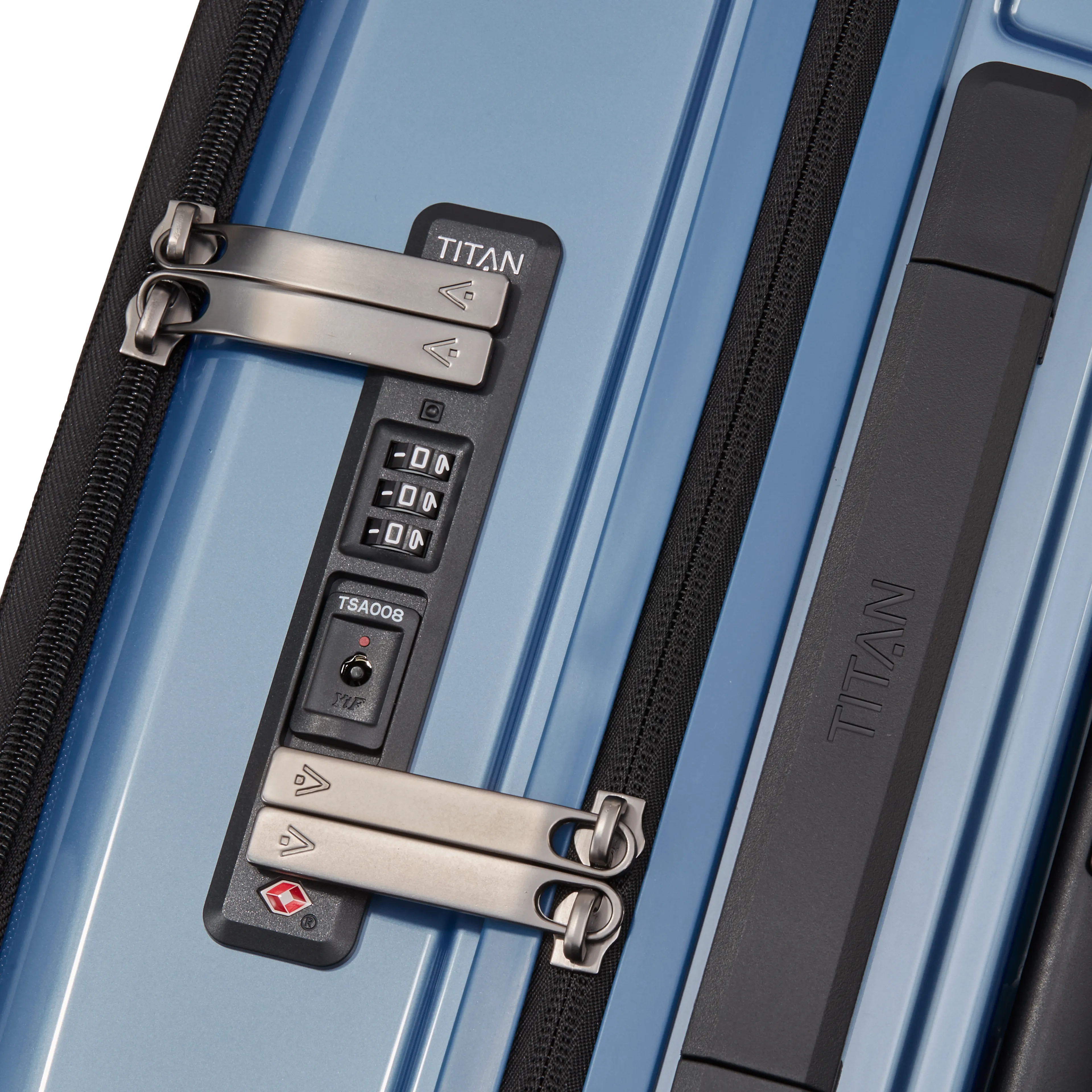 Ein TITAN Koffer der Serie LITRON mit Vortasche Nahaufnahme in eisblau